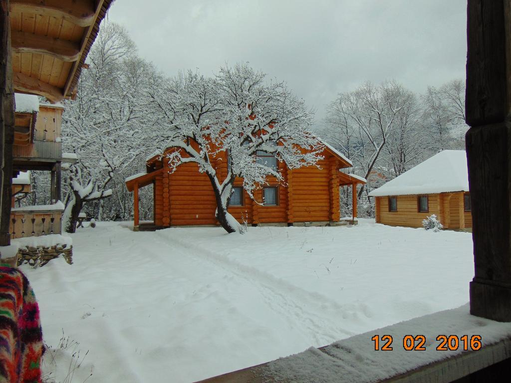 Casutele Din Moisei Hotel Exterior foto