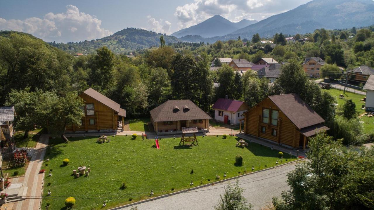 Casutele Din Moisei Hotel Exterior foto
